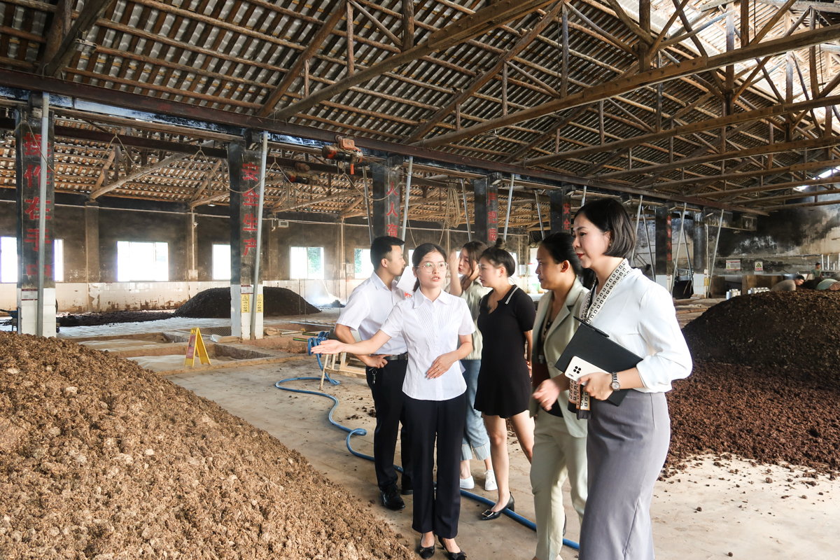 修齊禮儀師事務(wù)所貴州茅臺(tái)鎮(zhèn)國(guó)寶酒業(yè)禮儀培訓(xùn).jpg